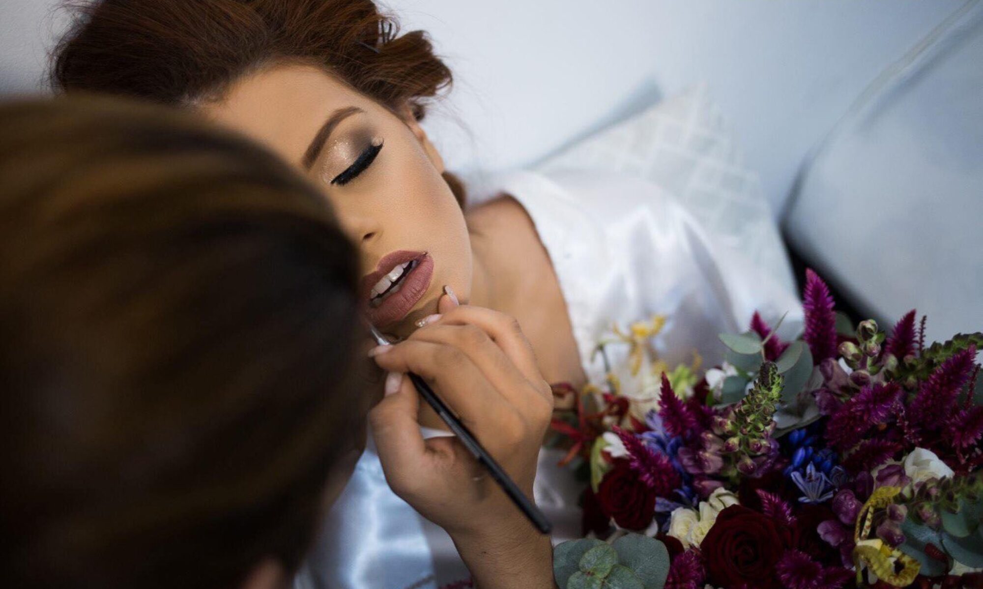 Karol Couto em making of maquiando uma noiva