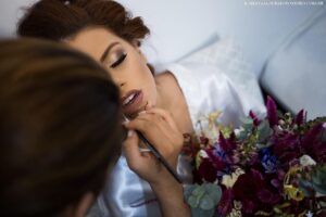 Karol Couto em making of maquiando uma noiva